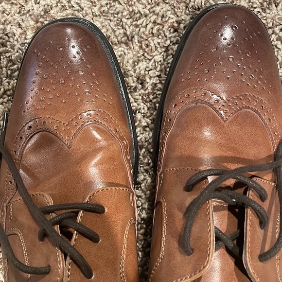 Men’s Brown Wing Tip Dress Shoes - Picture 3 of 4